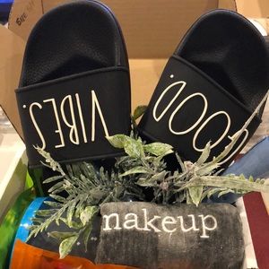 MYSTERY BOX -  Assorted Bundle w/ Facial Sponge and Brushes - New Items …